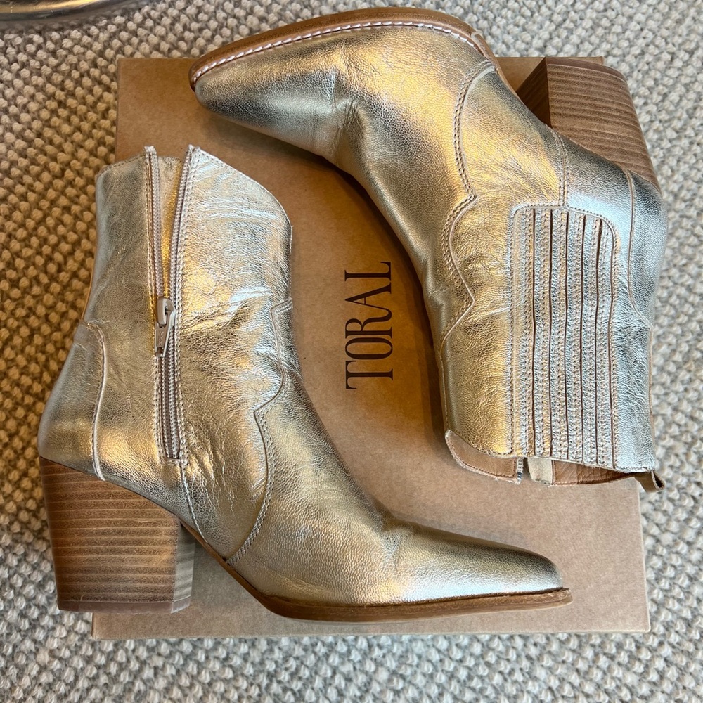 Toral Bianche Western Bootie in “sand” which is metallic champagne. Sz 3…